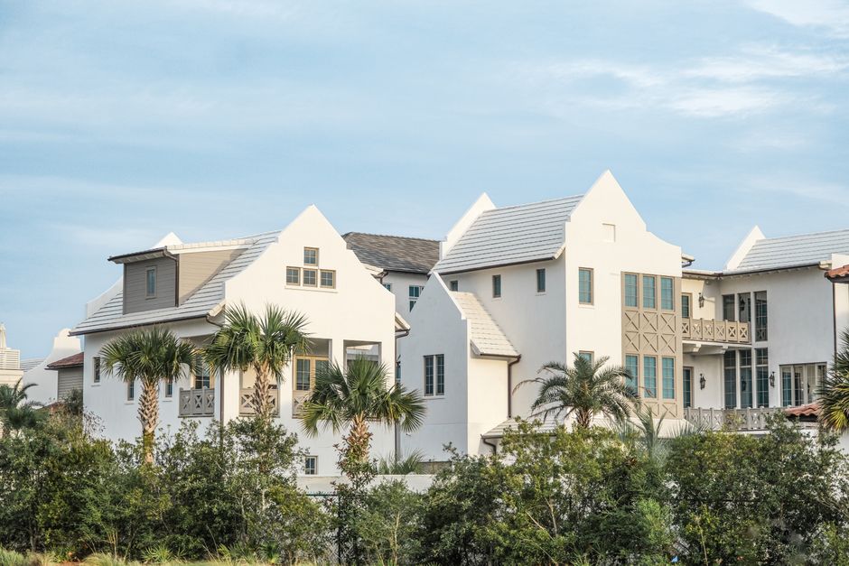 Orlando homes with palm trees on a service route