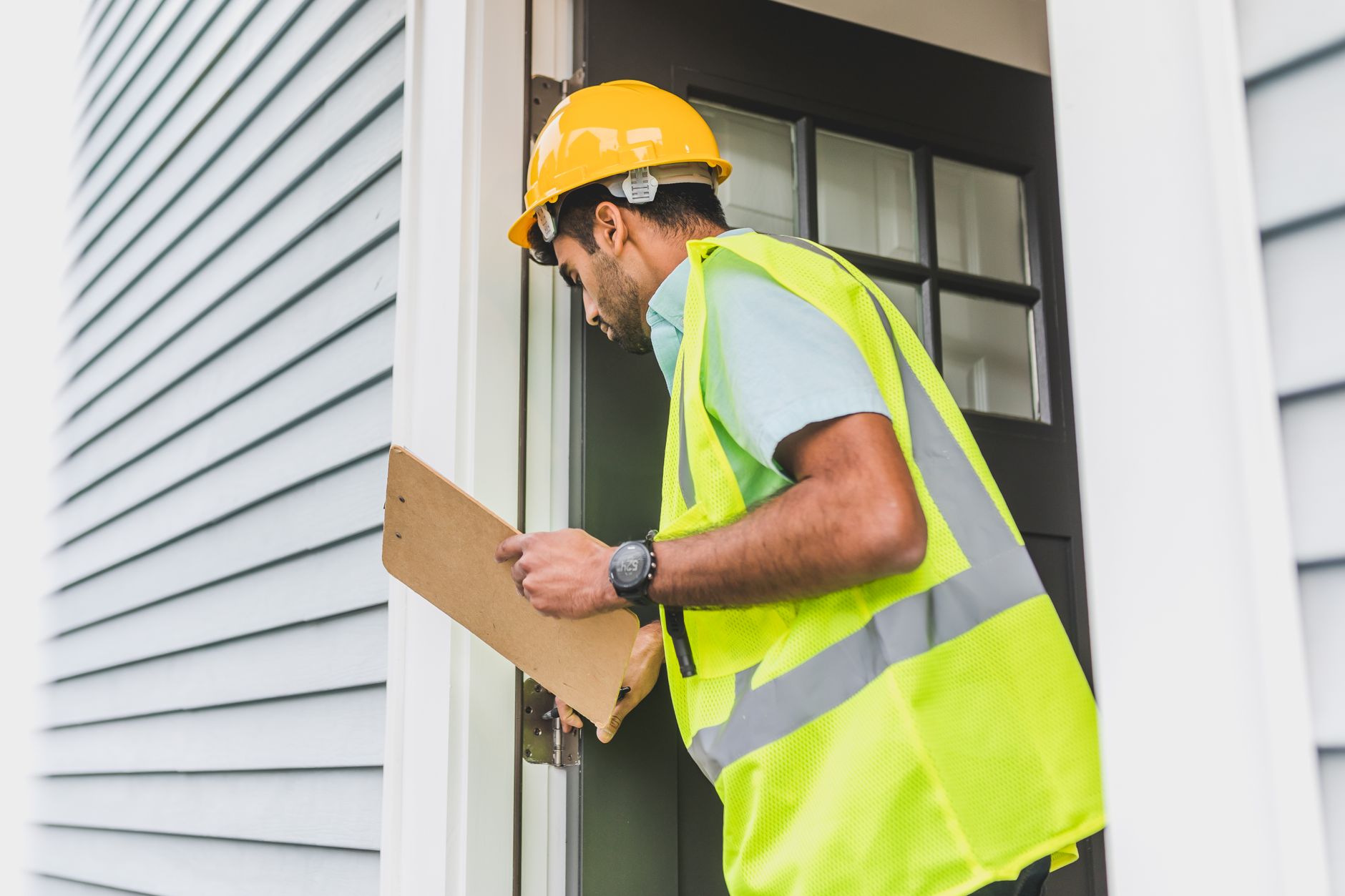 Pest control technician at the front doorway of an Orlando home